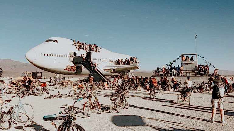 BURNING MAN’E KİMLER GİDİYOR – HİPPİLERDEN, BİLYONERLER VE ÜNLÜLERE