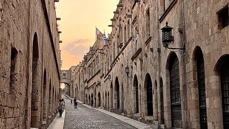 RODOS ADASI’NDA GEZİLECEK YERLER