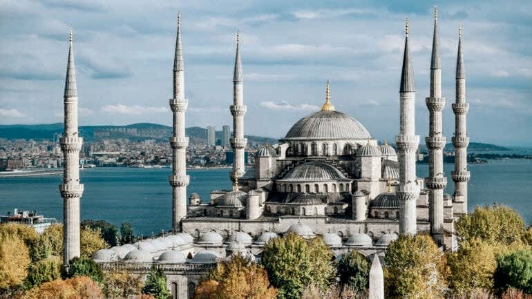 SULTANAHMET CAMİ – HİKAYESİ VE GİTMEDEN BİLMENİZ GEREKENLER